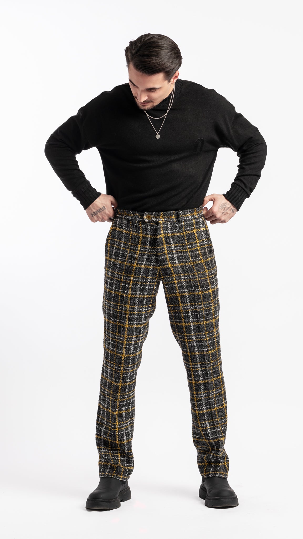 Pantalon noir et jaune en tissu bouclé Unik Paris coupe droite
