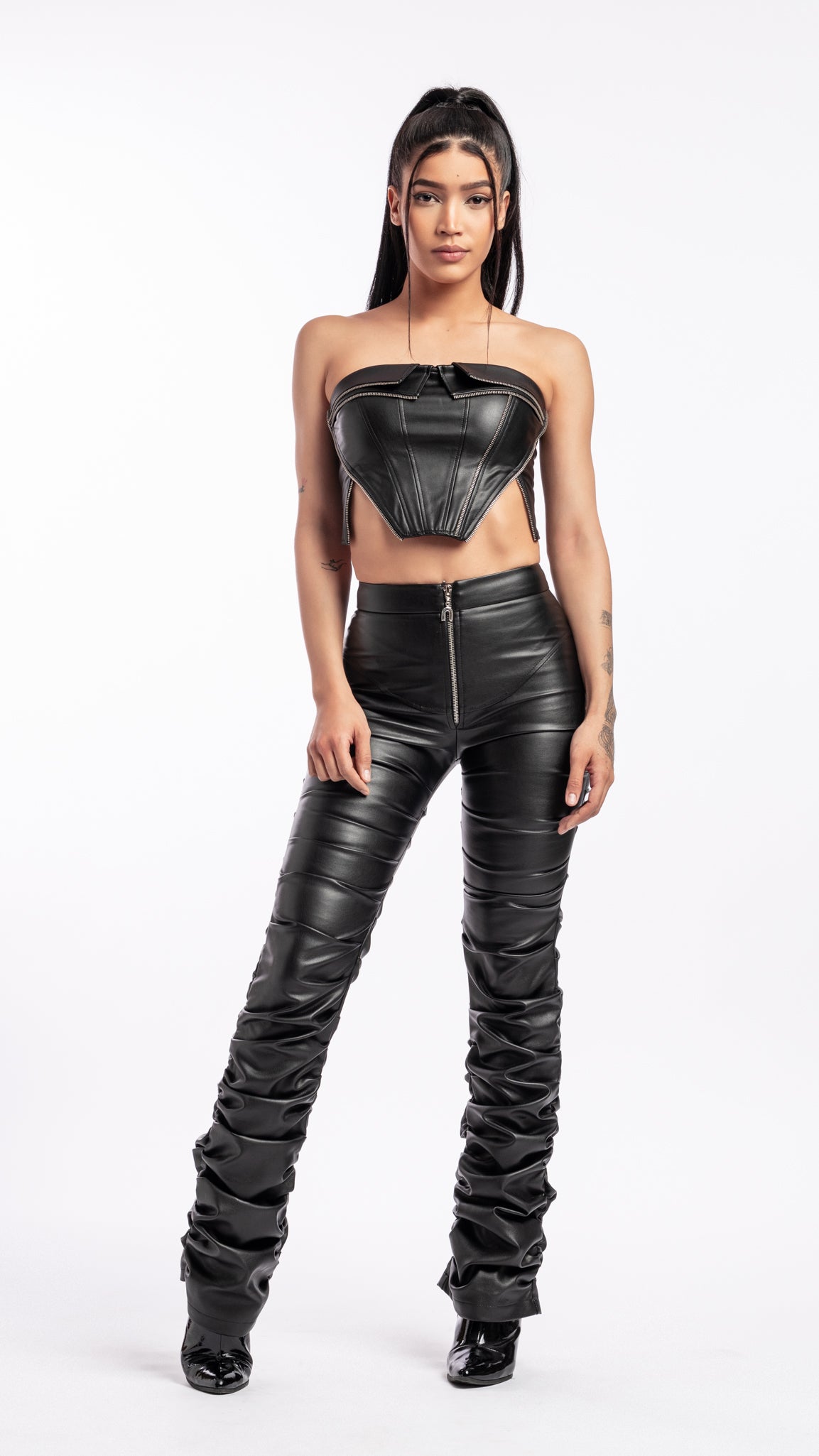 Pantalon noir retroussé en simili cuir avec curseur zip en argent véritable